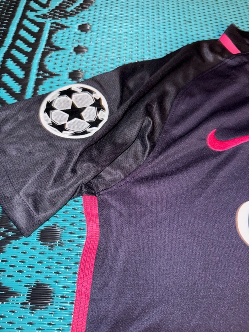 FC Barcelona Lionel Messi 16-17 Champions League (UCL) Away Kit/Jersey (Medium) - Picture 4 of 5